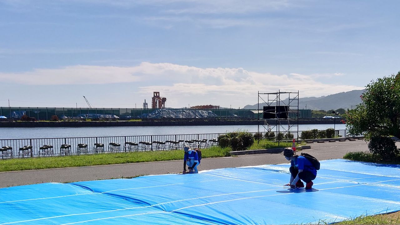 炎天下でのマス席準備作業