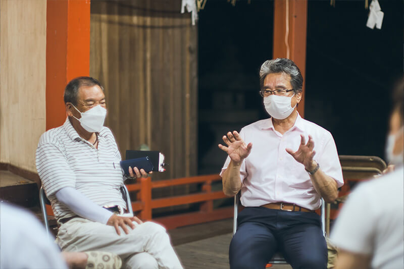 右 栗焼 憲児（くりやきけんじ） 1959年生まれ。 ぶぜん神楽まつり実行委員会 左 山崎 正八郎（やまさきしょうはちろう） 1949年生まれ。 中村神楽保存会会長