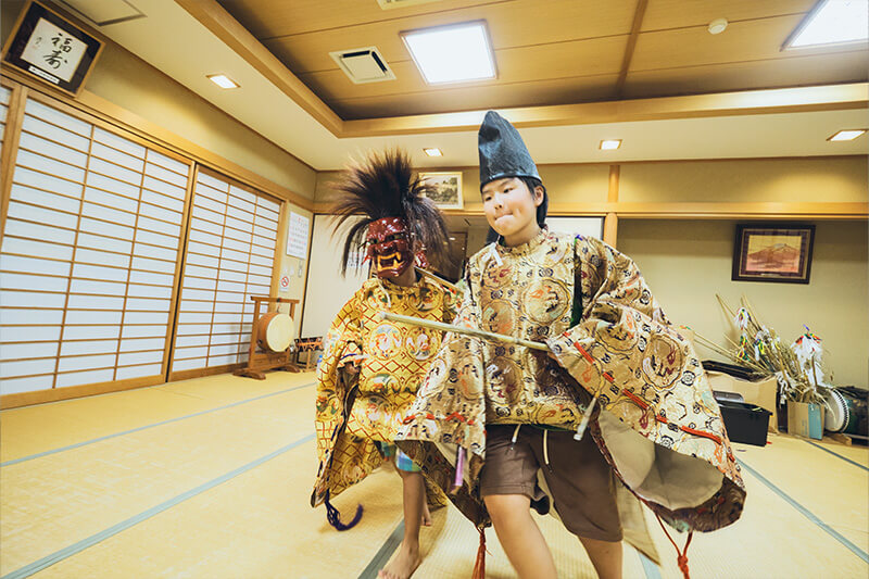岩屋神楽講こども神楽の練習風景
