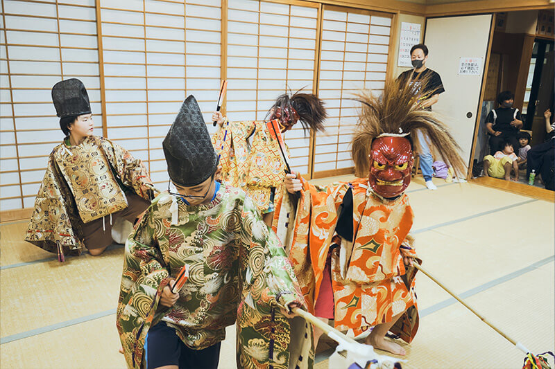 岩屋神楽講こども神楽の練習風景