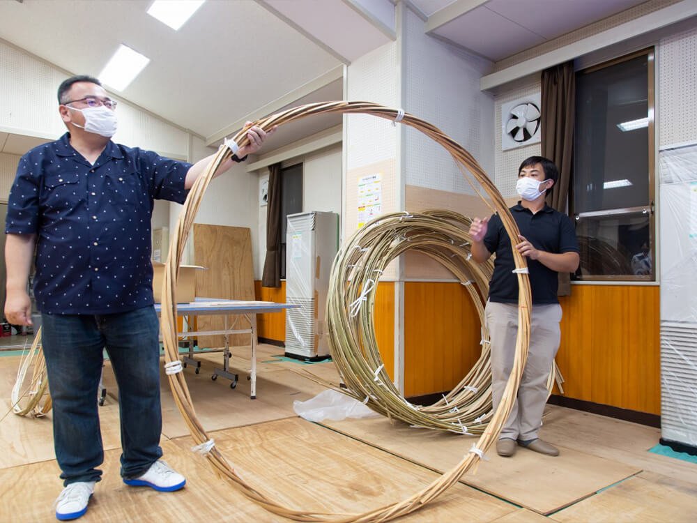 ※製作中の実際に松明に使われる箍（たが）。特有の編み方もさることながら、使用される竹材の角は面取りまで行うという技術力の高さに驚きました。