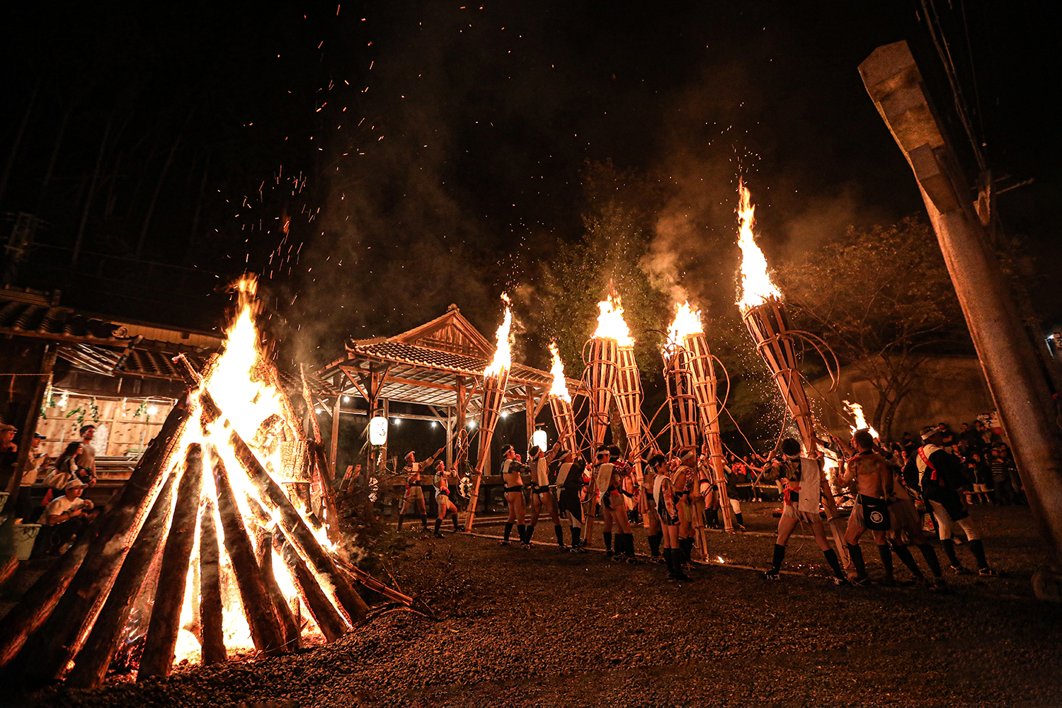 京都三大奇祭の火の粉はマグマ級！成人儀礼「チョッペンの儀」に限定御朱印も！2023年「鞍馬の火祭」は4年ぶりの通常開催｜株式会社オマツリジャパン