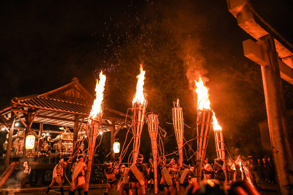 京都三大奇祭「鞍馬の火祭」マグマのような火の粉が舞う