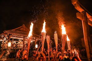 京都三大奇祭「鞍馬の火祭」マグマのような火の粉が舞う