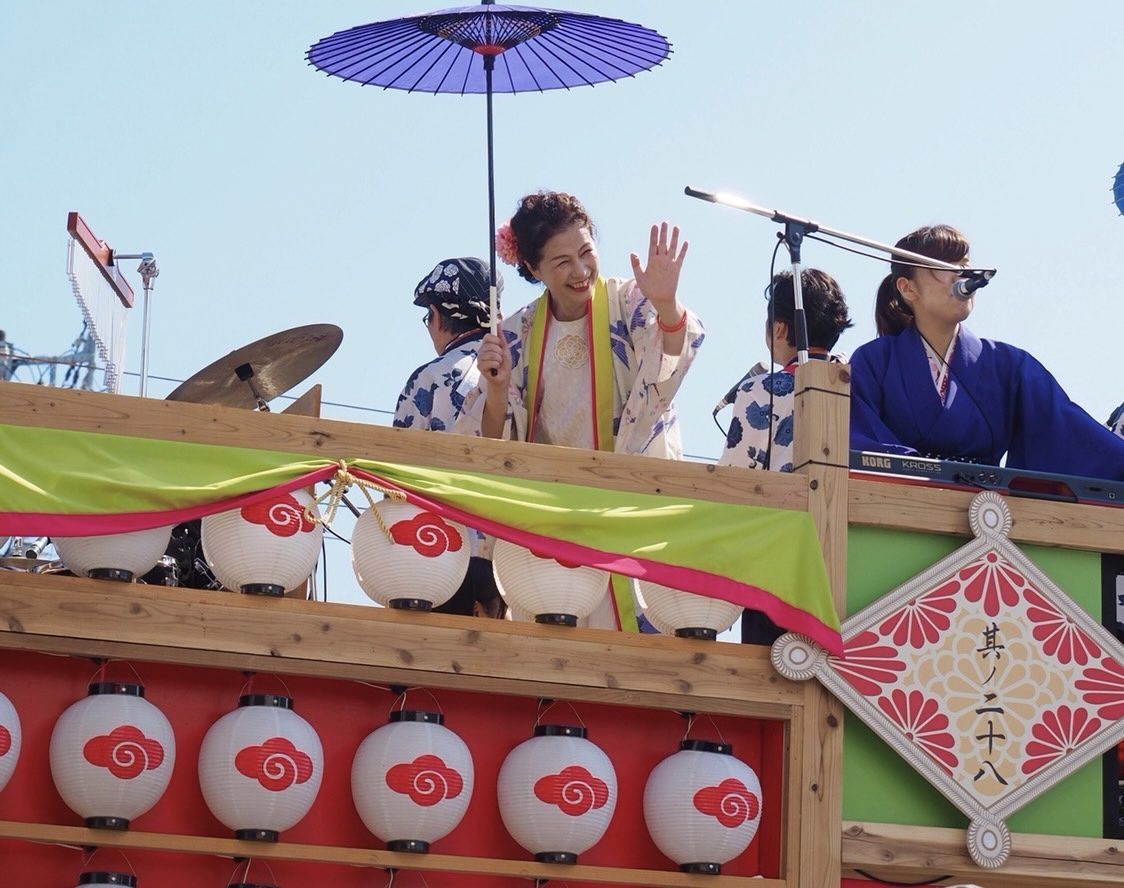 地方車で手をふる泉氏