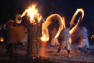 強力パワースポットで夜通し燃え盛る松明！修験道の聖地の年越し行事「松例祭」とは？