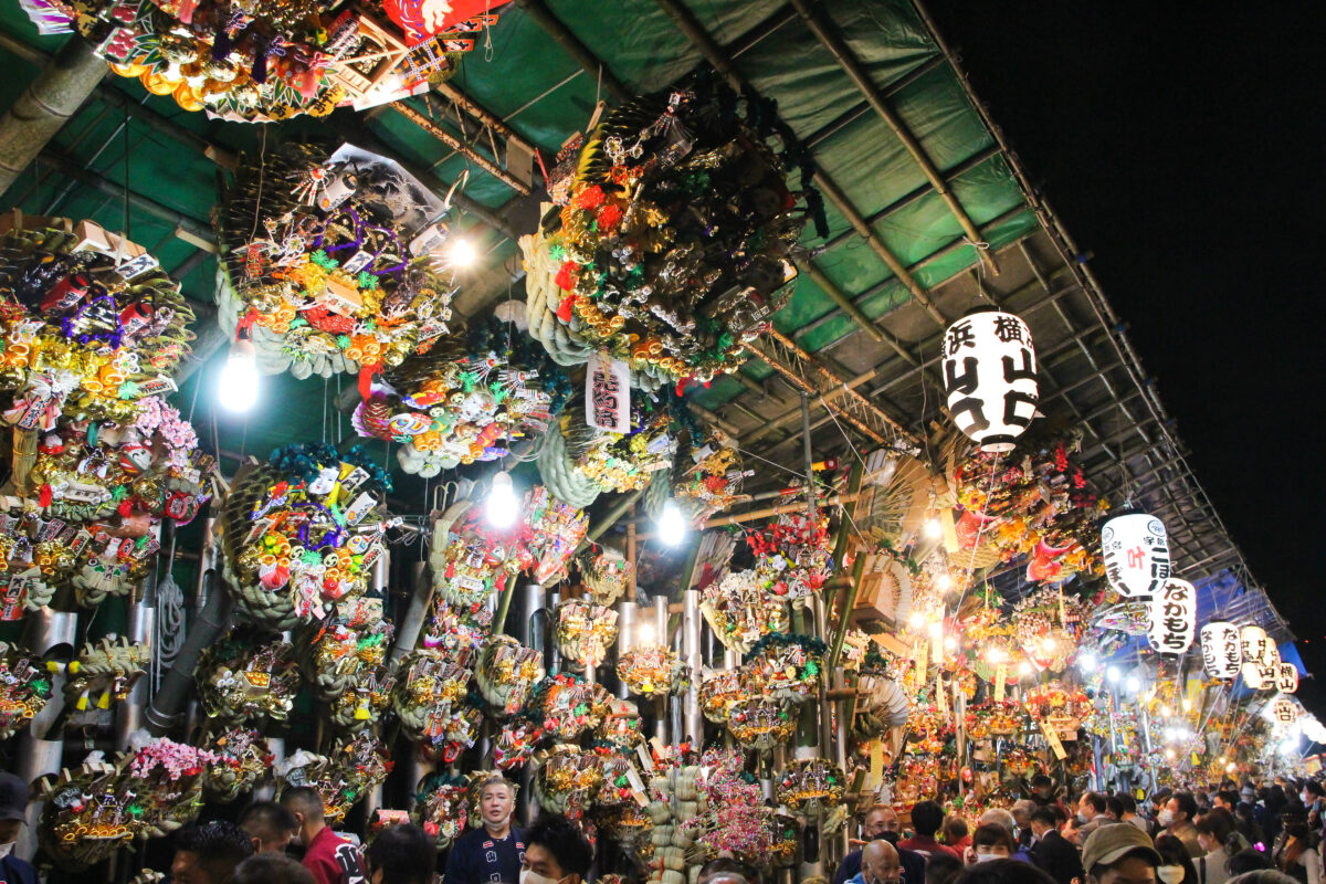 金刀比羅大鷲神社酉の市2022！熊手が煌びやかに並ぶ横浜の秋祭り。グルメも注目