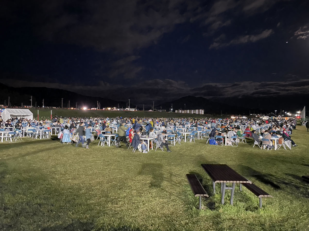 花火を待ちわびる会場(テーブルBOX席)