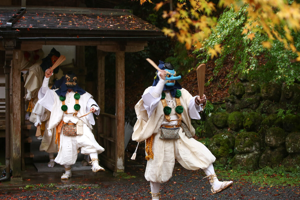 京都嵐山で「天狗の宴」千二百羅漢の愛宕念仏寺で紅葉祭り
