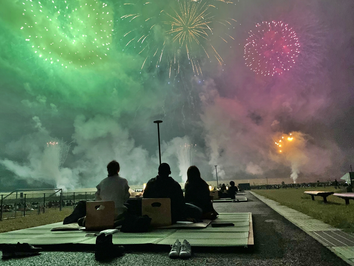 観覧スタイルにも挑戦を！今回、寒い中でも快適に過ごせる「こたつ席」が新たに作られました。