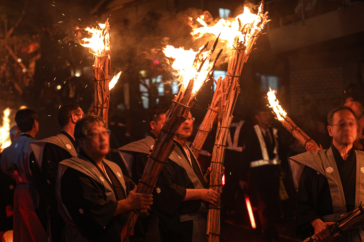 京都三大奇祭の火の粉はマグマ級！成人儀礼「チョッペンの儀」に限定御朱印も！2023年「鞍馬の火祭」は4年ぶりの通常開催｜株式会社オマツリジャパン