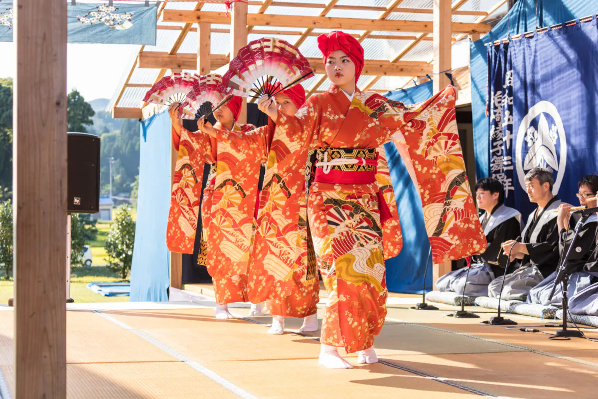 ユネスコ無形文化遺産「風流踊」とは?なぜ着飾り、歌い踊るのか? その精神性をひも解く|株式会社オマツリジャパン