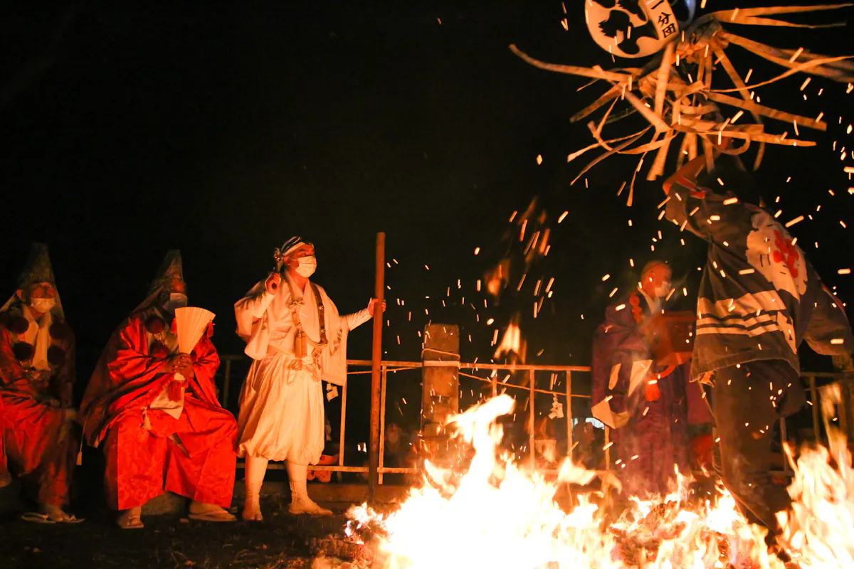 清水秋葉山大祭は火渡りが見どころ。厄を落とし新年を迎える師走の火祭り｜株式会社オマツリジャパン