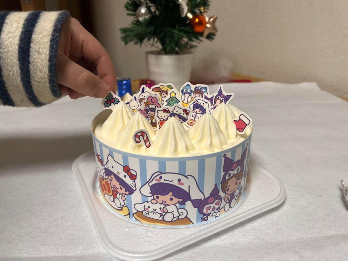 なにわ男子とサンリオキャラクターのケーキ