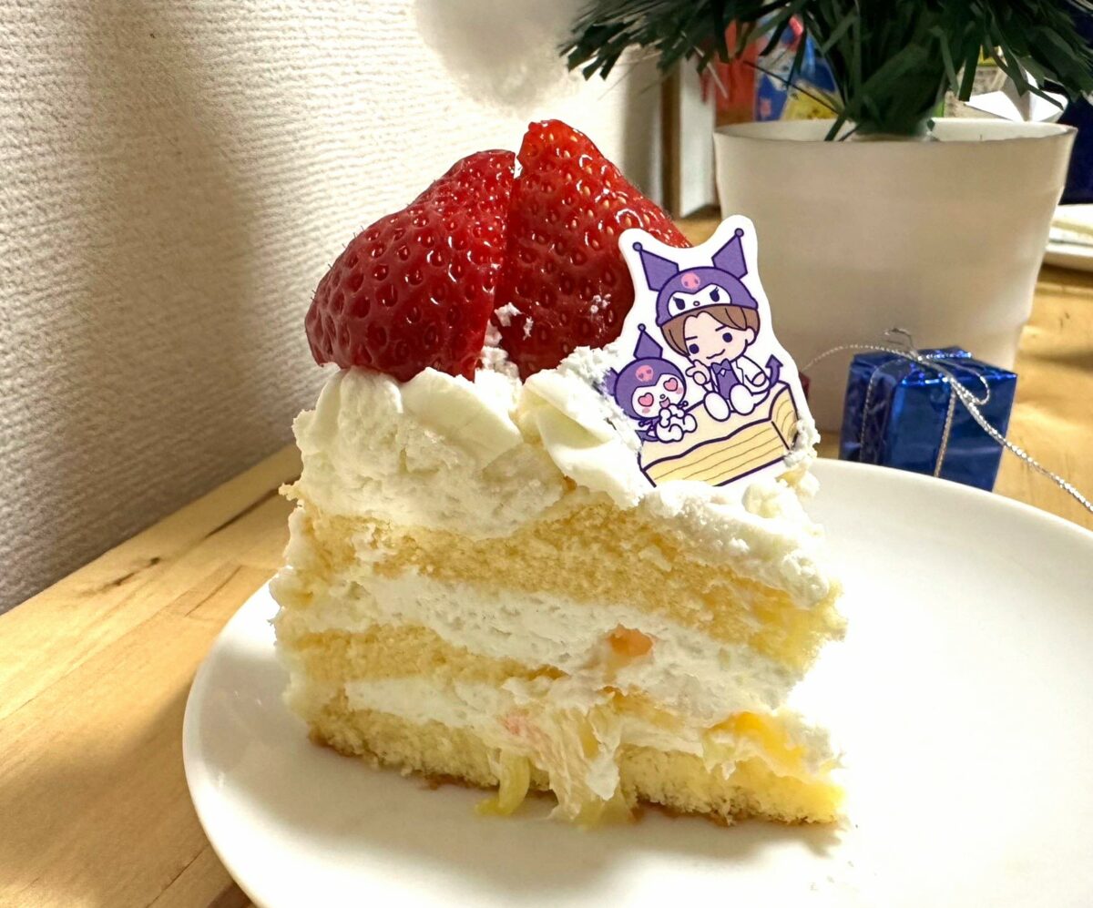 いちごをトッピングしたケーキ