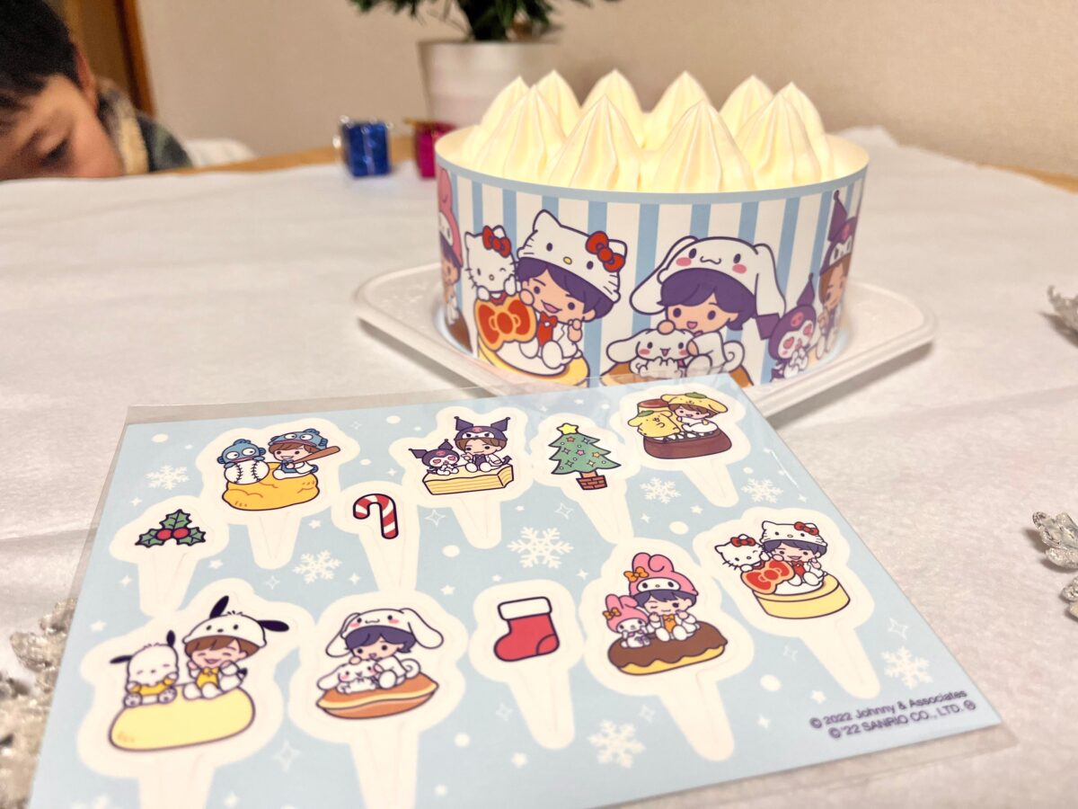 なにわ男子コラボケーキを箱から出した場面