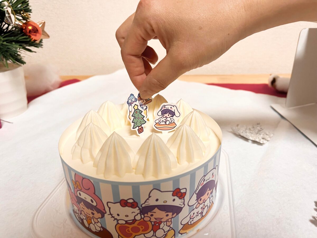 ケーキにピックをさす場面