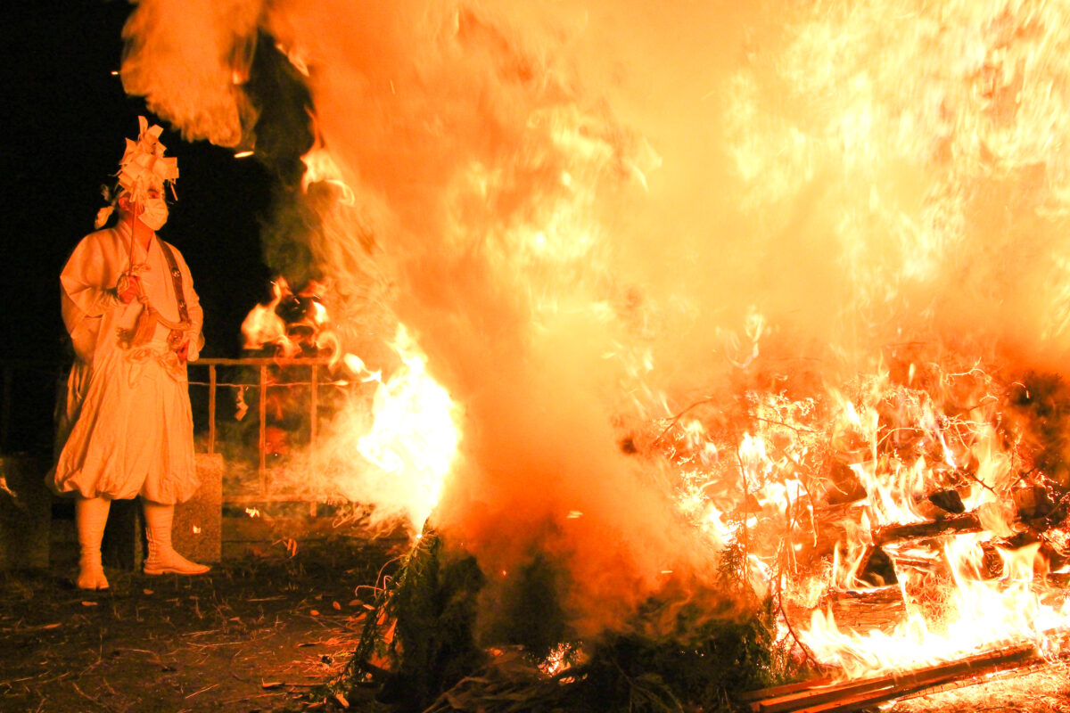 清水秋葉山大祭は火渡りが見どころ。厄を落とし新年を迎える師走の火祭り