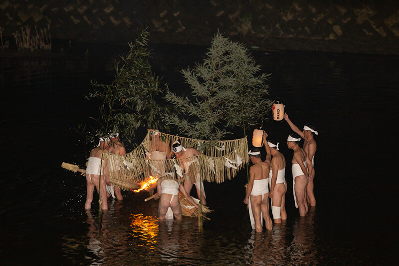 汐井場で禊をする裸衆たち