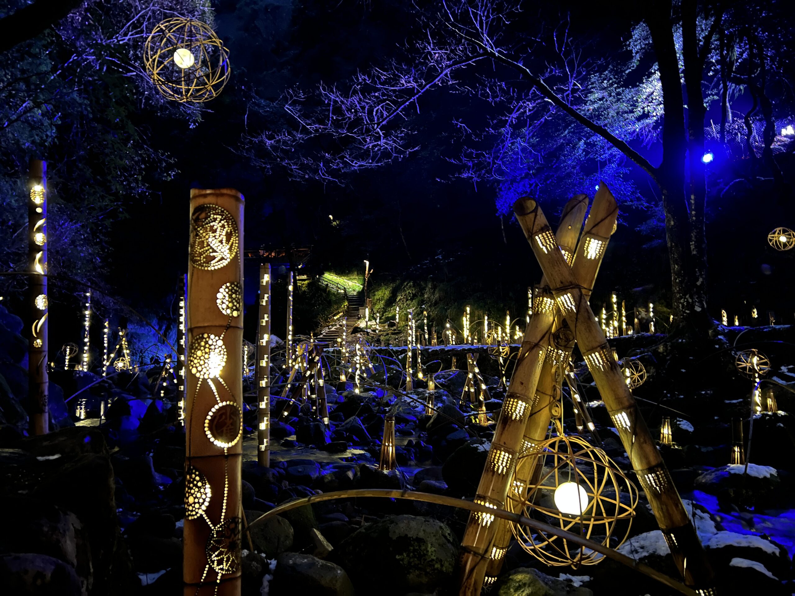 渓谷が神秘的にライトアップ！「赤目渓谷 幽玄の竹あかり」は1