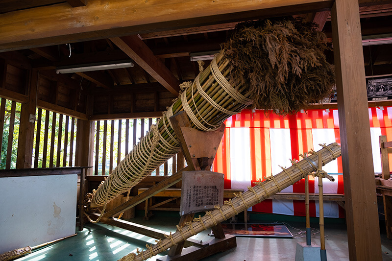 裸衆たちが命をかけて取りすがる松明。写真は境内（回廊）に飾られたミニチュアで、実際の松明の大きさはこの3倍にもなるという