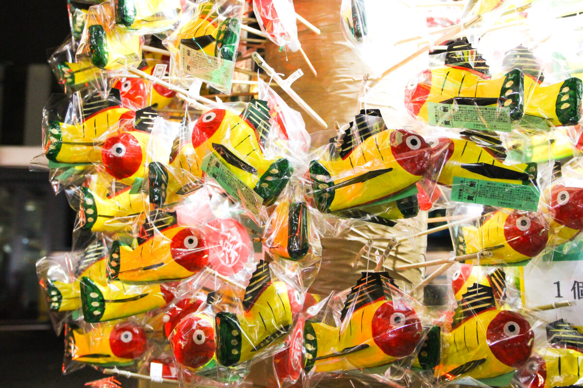 宇都宮初市は新年の風物詩！露店が埋め尽くし、だるまや郷土玩具の黄ぶなが並ぶ