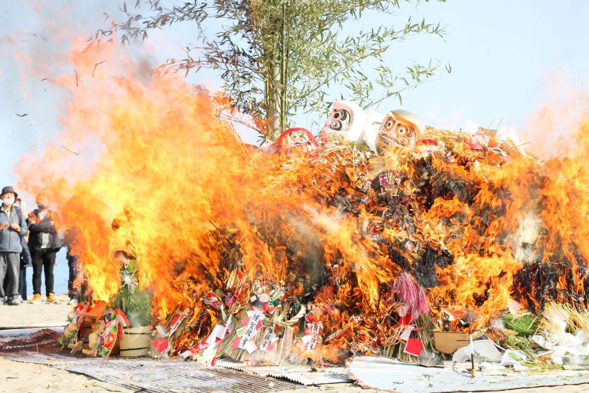 どんどん焼きで一年の無病息災、火防を祈ろう！熱海温泉のお正月の火祭り
