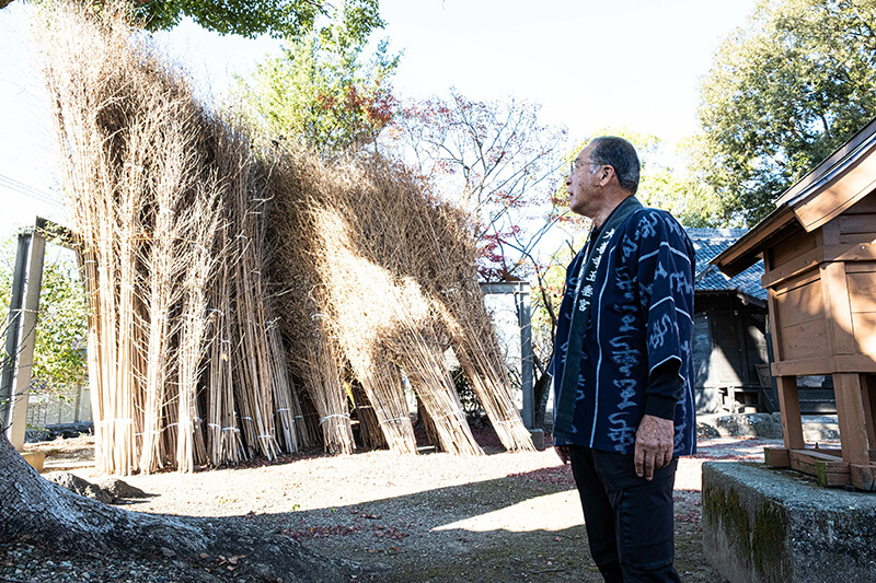 鬼夜の開催に備え、境内には松明の制作に使用される竹や杉の葉が積まれている