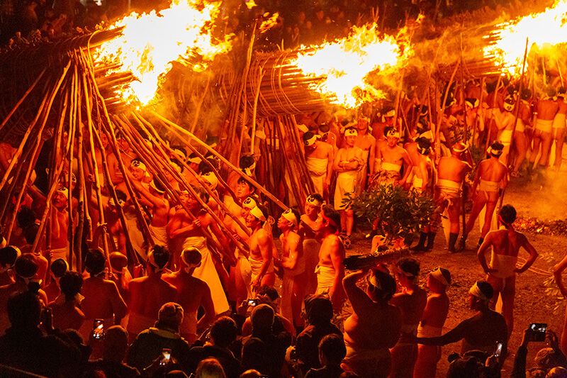 降りかかる火の粉にも動じない、勇敢な裸衆たち