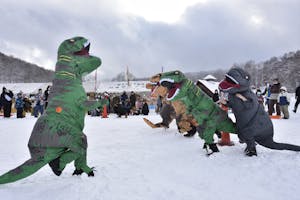 雪上をティラノサウルスが走る！？ 夜は花火も！平庭高原スキー場祭りは穴場！