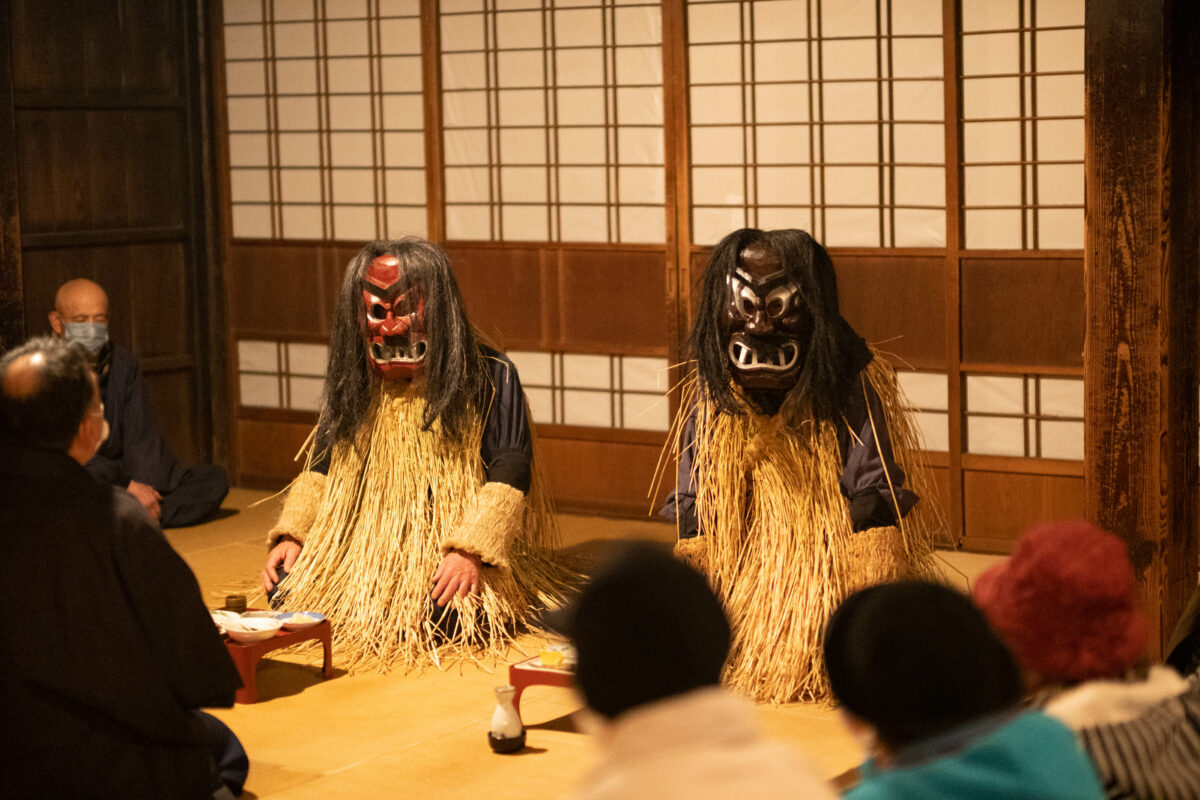 なまはげ館に隣接する男鹿真山伝承館で開講されているナマハゲ行事再現の模様