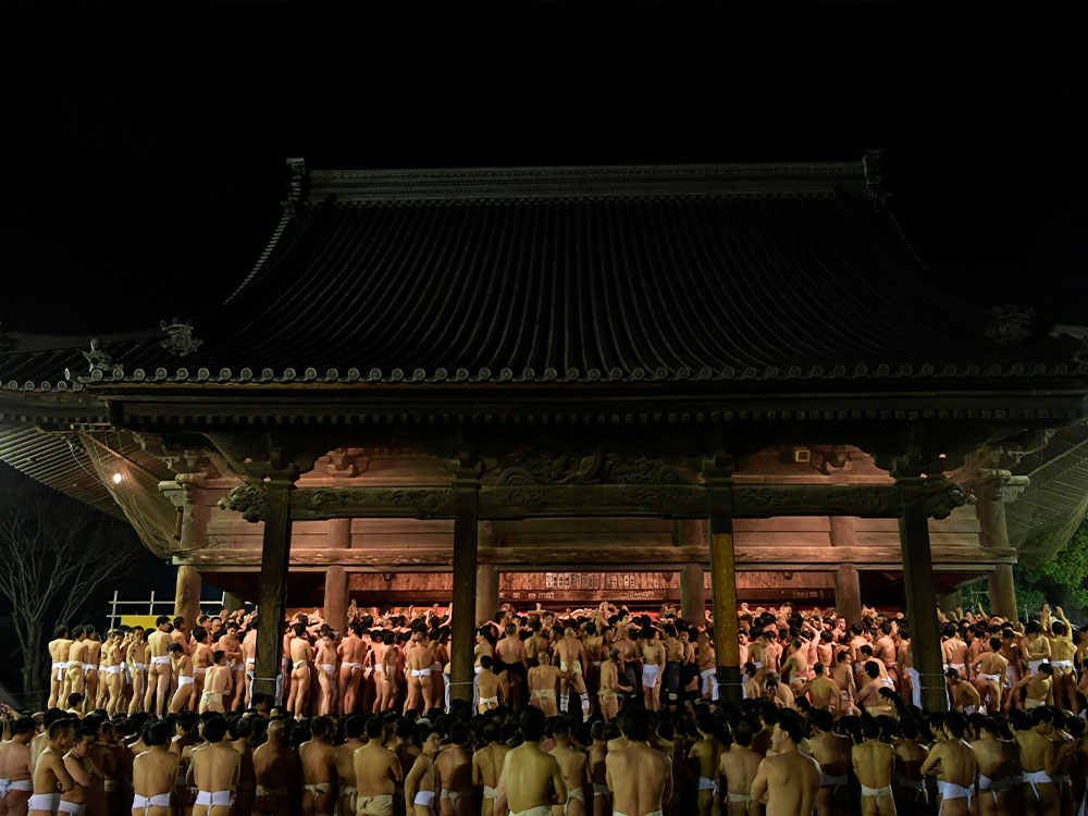 宝木が投下される場面では本堂の大床に人がひしめき合う