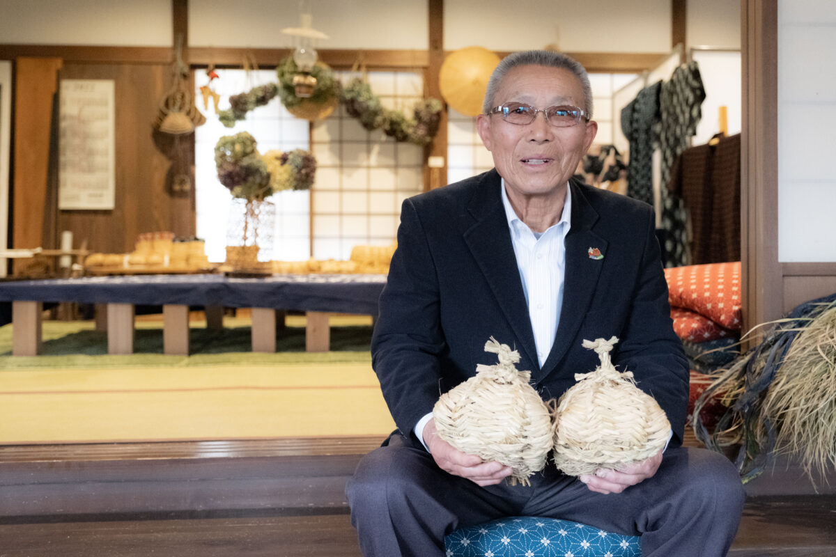 真山地区会長菅原 昇さん。手にしているのは、ナマハゲの履く「わらぐつ」