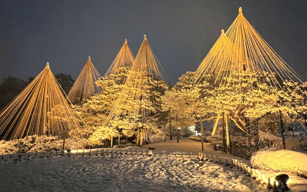 これぞ金沢！雪景色が金色に輝く「金沢城・兼六園四季物語～冬の段～」