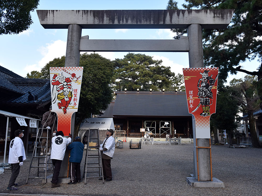 豊橋鬼祭のデザインが鳥居に取り付けられていた