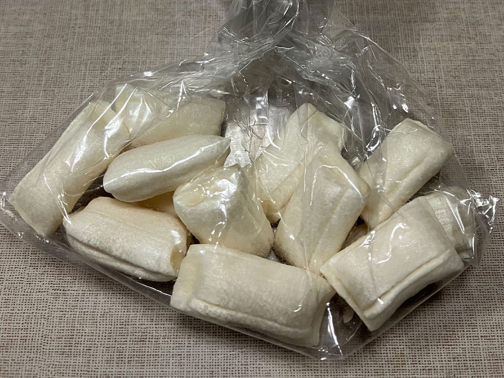 お土産に頂いたタンキリ飴、赤い袋に包まれ配られる