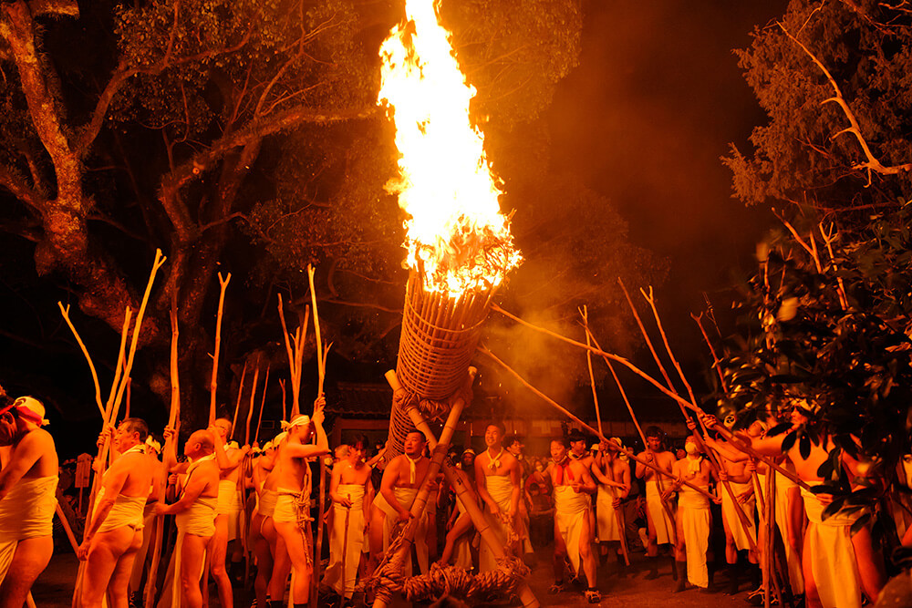 火の粉が舞い、裸衆が咆哮する炎の宴！ 日本三大火祭り「鬼夜」レポート2022年