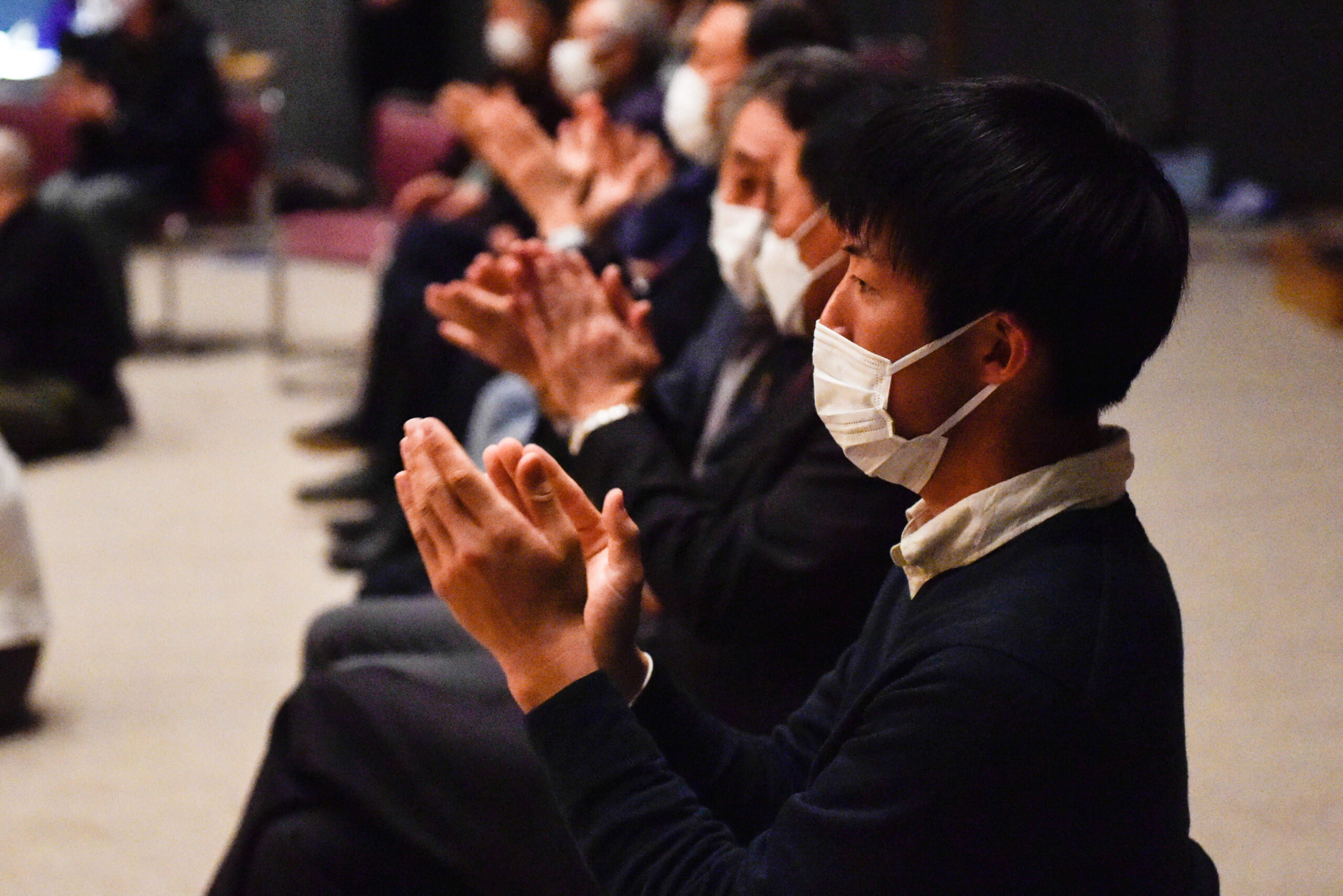 奈川獅子の演舞を見る東さん