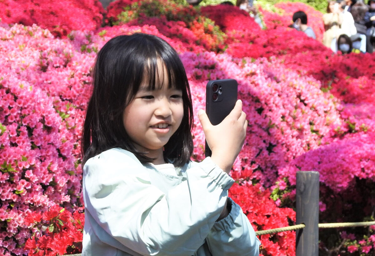 つつじ背景に記念撮影