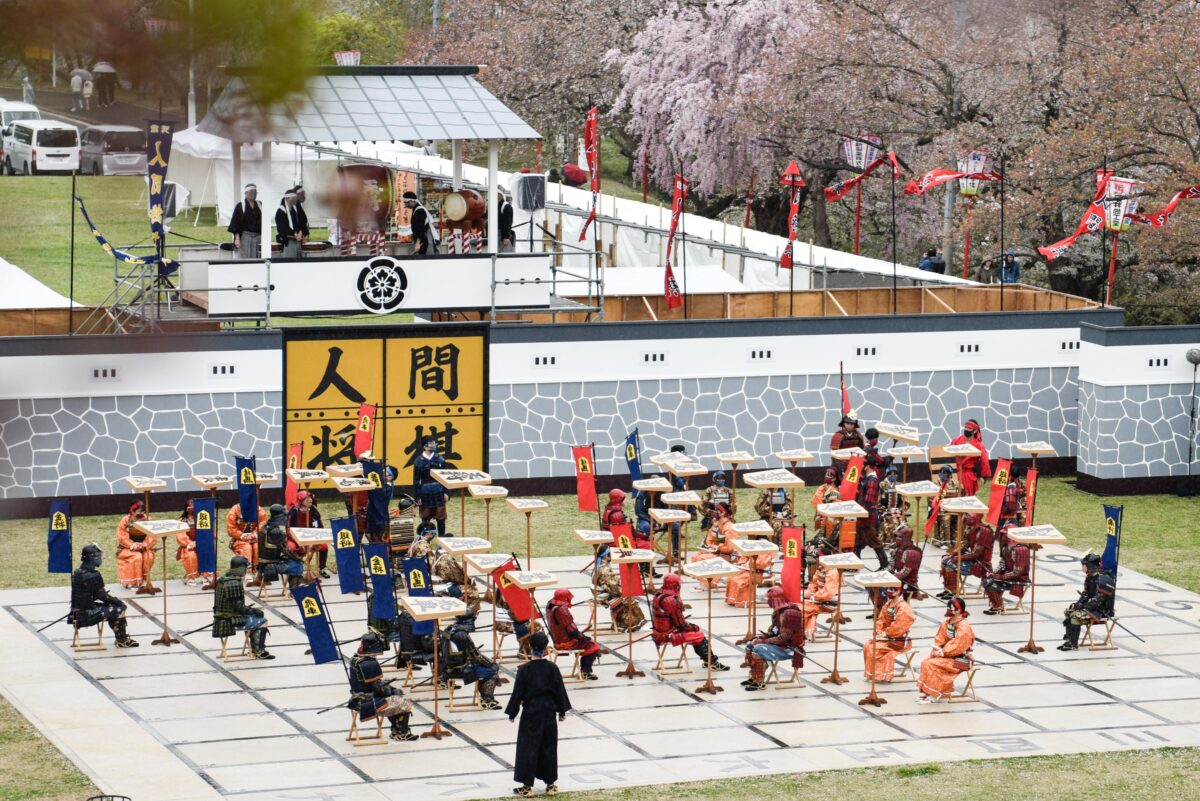 山形県天童市「人間将棋」2023を現地レポート！女流棋士の掛け合いにも注目！