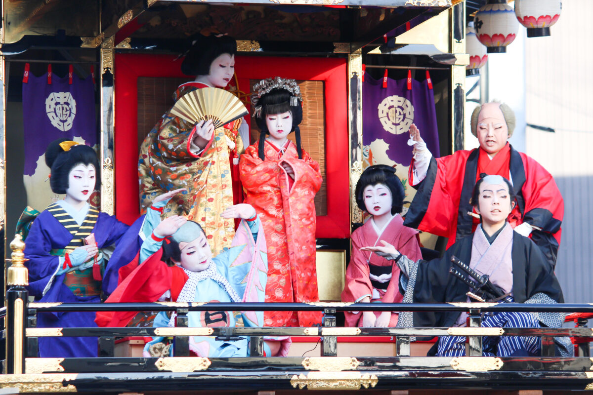 出町子供歌舞伎曳山の見事な上演は必見。砺波に春を告げる出町神明宮の祭礼