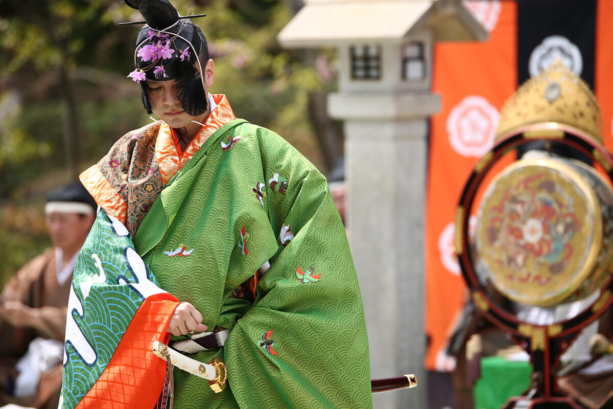 美男子たちが優雅に舞う！廣田神社「つつじ祭り」2万株のコバノミツバツツジが咲き誇る