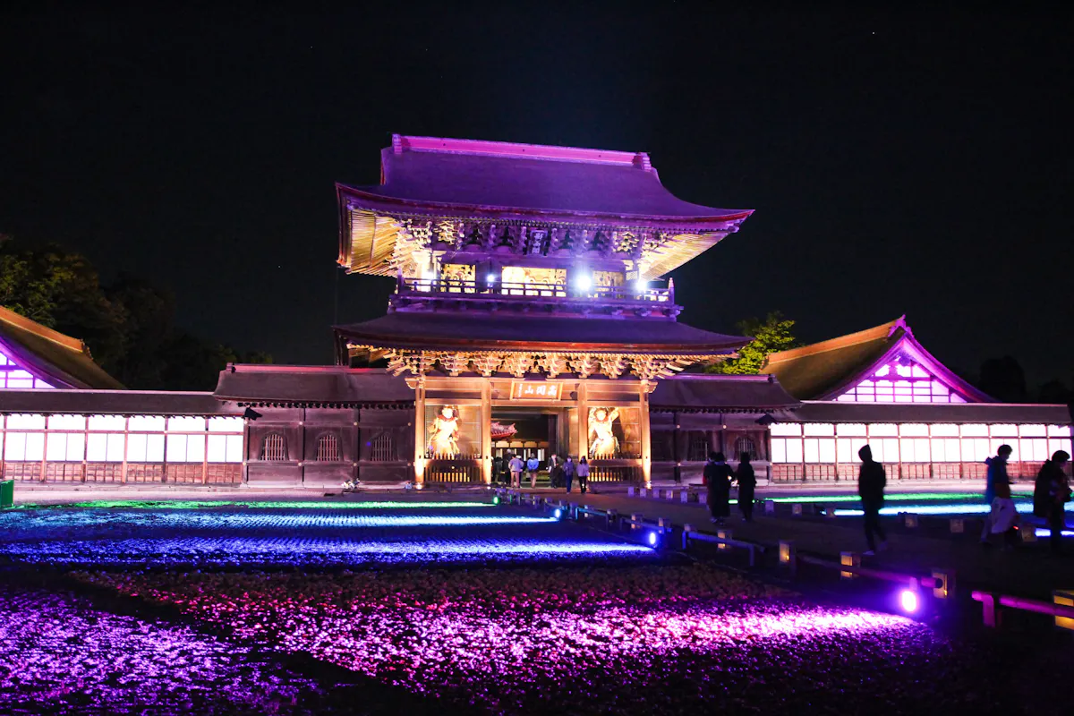 国宝をプロジェクションマッピング!?高岡・瑞龍寺の「春のライトアップと門前市」|株式会社オマツリジャパン