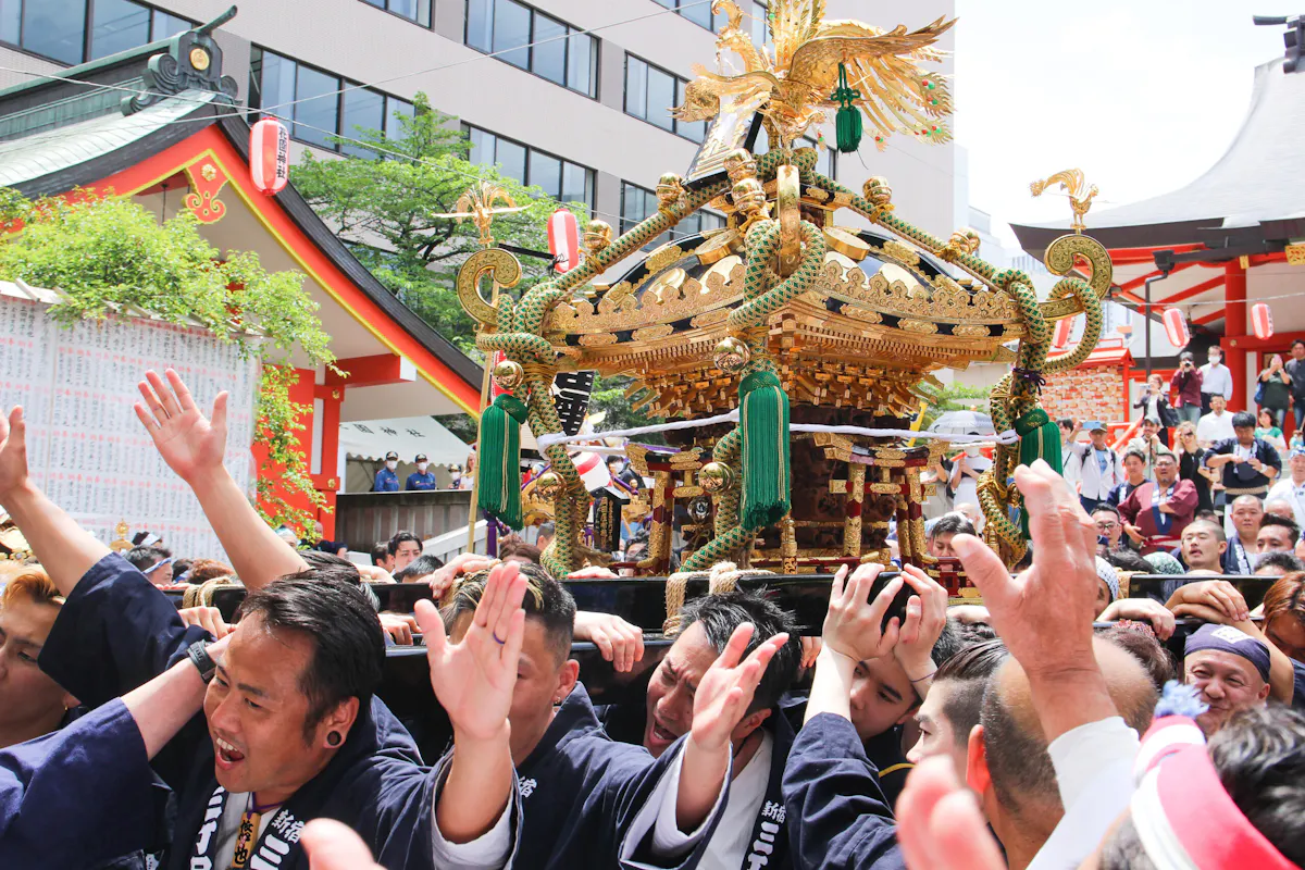 花園神社例大祭で4年ぶりに担ぎ上げられるお神輿!町会神輿が練り新宿の町を賑わせる|株式会社オマツリジャパン