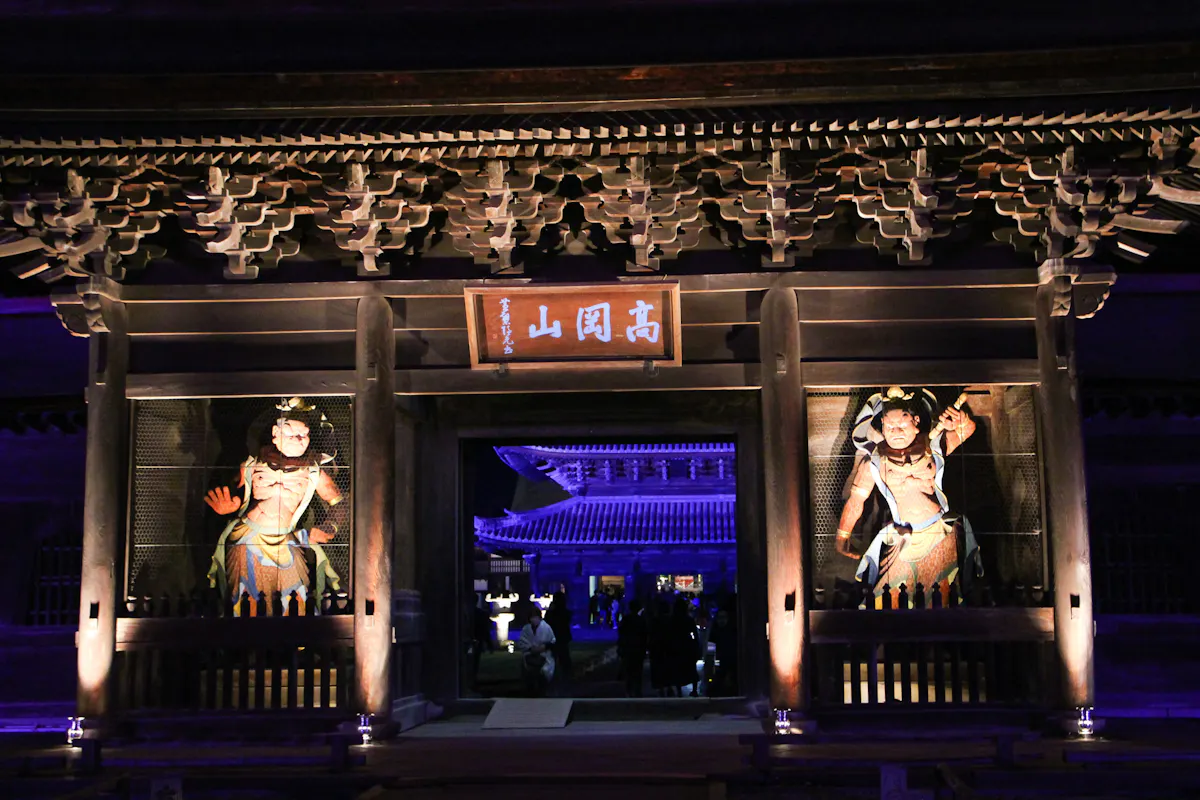国宝をプロジェクションマッピング！？高岡・瑞龍寺の「春のライトアップと門前市」｜株式会社オマツリジャパン