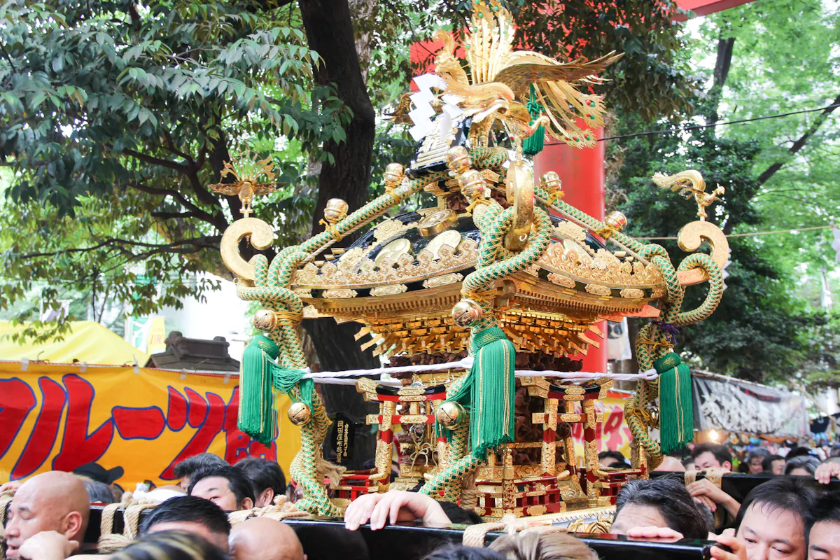 花園神社例大祭で4年ぶりに担ぎ上げられるお神輿!町会神輿が練り新宿の町を賑わせる|株式会社オマツリジャパン