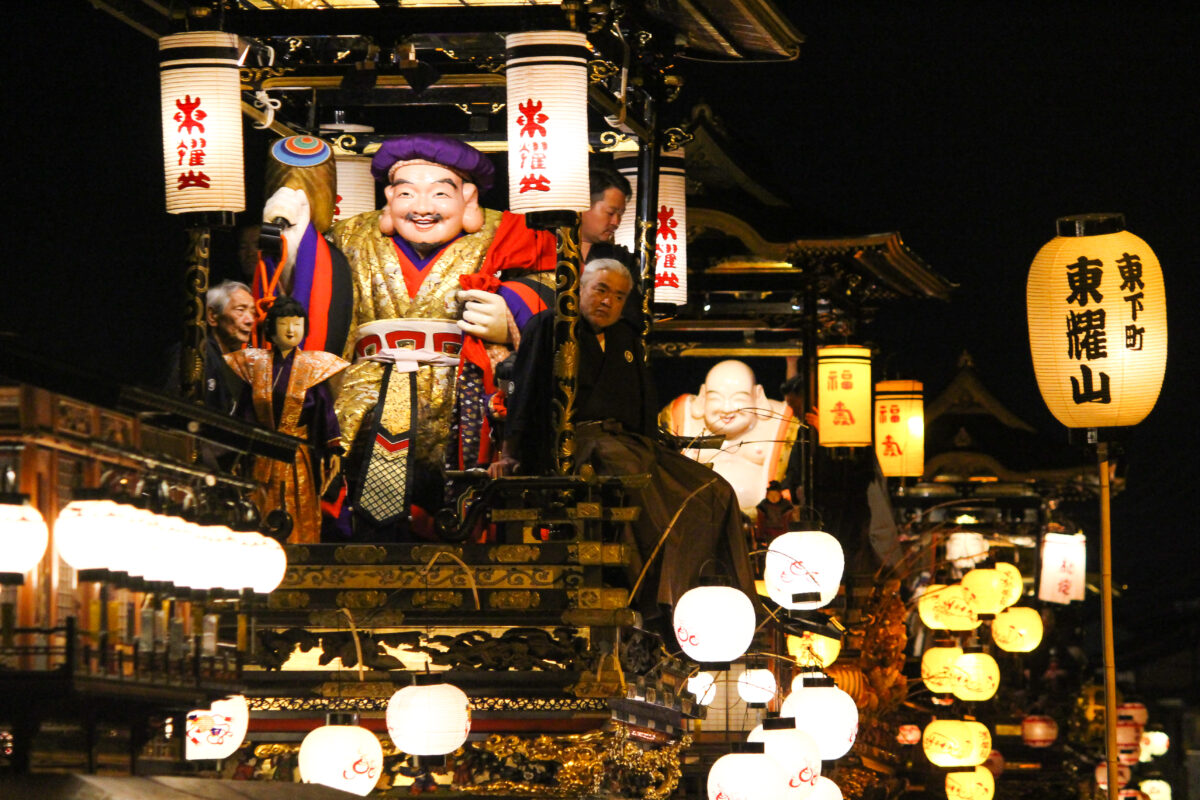 城端曳山祭が4年ぶり通常開催！越中の小京都を飾る提灯山。大回転する引き返しは必見