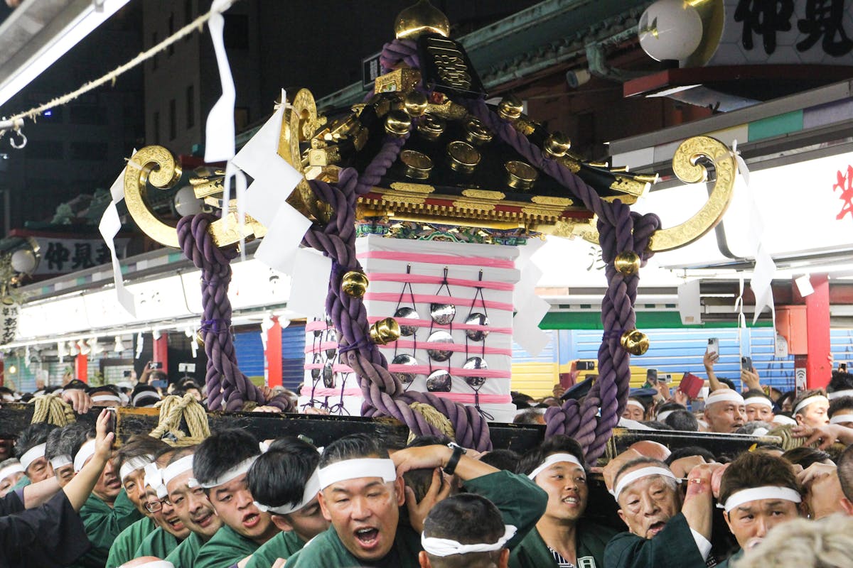 三社祭 三社祭のフィナーレを飾る3基の本社神輿渡御！浅草の町を練り歩き、宮入で最高潮に｜株式会社オマツリジャパン
