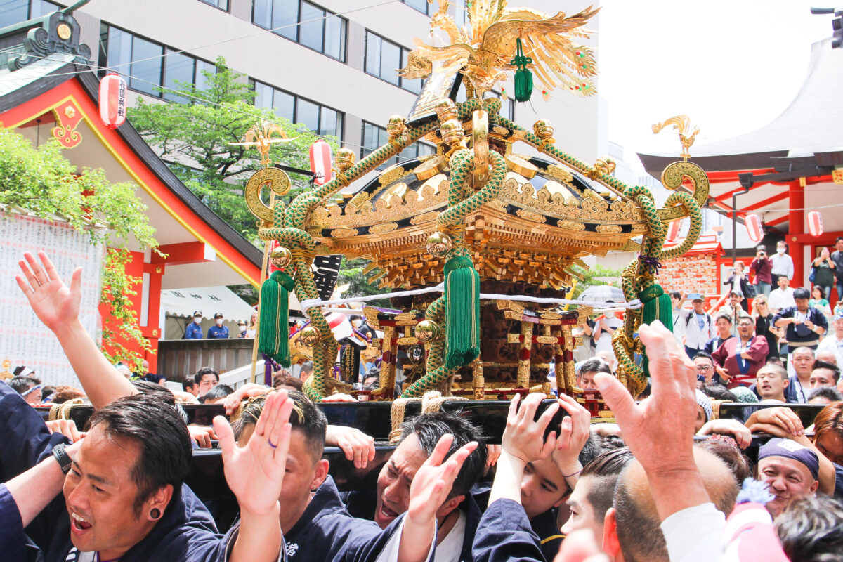 花園神社例大祭で4年ぶりに担ぎ上げられるお神輿！町会神輿が練り新宿の町を賑わせる