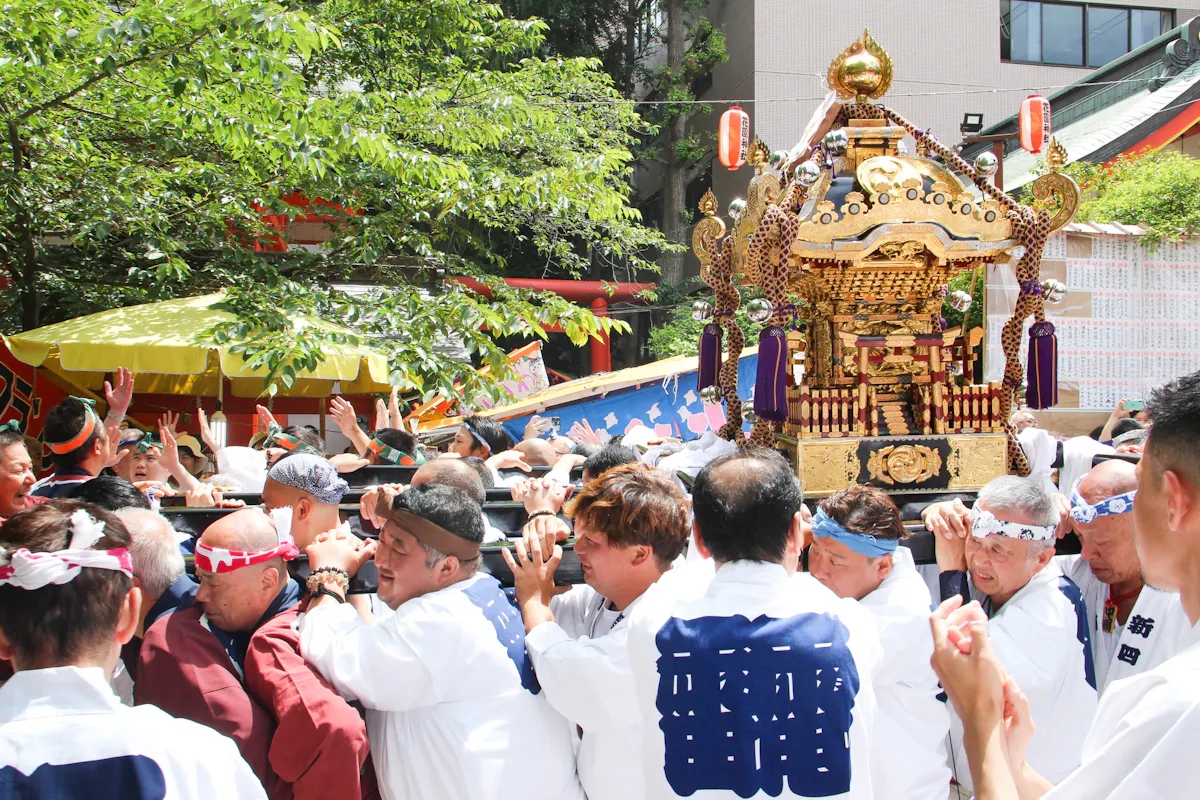 花園神社例大祭で4年ぶりに担ぎ上げられるお神輿!町会神輿が練り新宿の町を賑わせる|株式会社オマツリジャパン